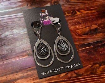 Telaraña auténtica en forma de lágrima orgánica en tono plateado (pendientes)