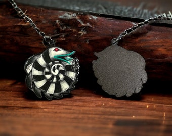 Collar de esmalte con forma de gusano de arena