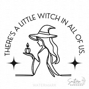 Puede incluir: Un gráfico de arte lineal negro sobre fondo blanco que muestra el perfil de una figura con sombrero puntiagudo sosteniendo una vela pequeña. El texto "THERE'S A LITTLE WITCH IN ALL OF US." se arquea encima, flanqueado por dos estrellas.
