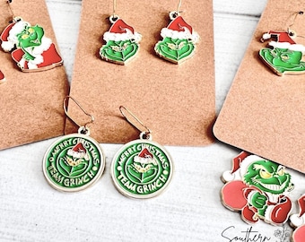 Pendientes con ganchos chapados en oro de 18 quilates y dije del Grinch