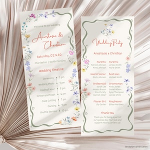 Op de afbeelding: Twee trouwprogramma kaarten met bloemenranden. De linkerkaart heeft de namen "Anastasia & Christian" en een bruilofttijdlijn. De rechterkaart geeft de bruiloftsgasten weer, inclusief bruidsmeisjes en bruidsjonkers.