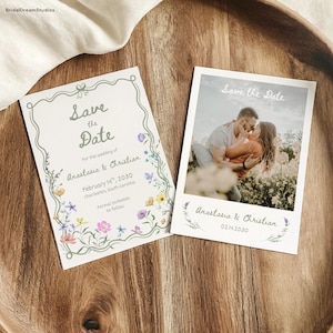 Puede incluir: Dos tarjetas de boda de reserva de fecha. Una tarjeta presenta el texto "Save the Date" con detalles florales y detalles de la boda. La otra tarjeta tiene una foto de una pareja besándose, con el texto "Save the Date" y detalles de la boda.