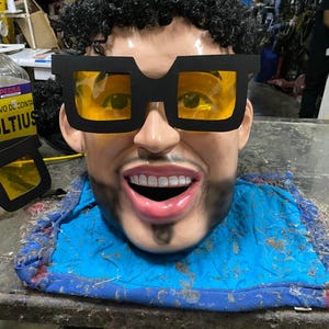 Bad Bunny 2 Testa in fibra di vetro Mascotte Costume Festa Evento Halloween eventi feste botarga Spettacoli