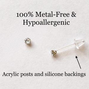 Peut inclure: Une paire de boucles d'oreilles clous en acrylique transparent avec de petits strass transparents. Les boucles d'oreilles sont sans m&eacute;tal et hypoallerg&eacute;niques, avec des tiges en acrylique et des dos en silicone. 100% sans m&eacute;tal et hypoallerg&eacute;nique.