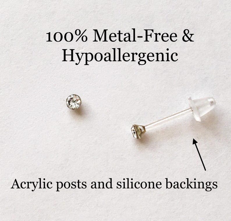 Peut inclure: Une paire de boucles d'oreilles clous en acrylique transparent avec de petits strass transparents. Les boucles d'oreilles sont sans m&eacute;tal et hypoallerg&eacute;niques, avec des tiges en acrylique et des dos en silicone. 100% sans m&eacute;tal et hypoallerg&eacute;nique.