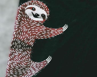 Camiseta com estampa de bicho-preguiça abraçando, em tons de vinho e branco.