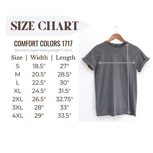 以下が含まれることがあります： Comfort Colors 1717のヘビーウェイトTシャツのサイズチャート。チャートは、Sから4XLまでのサイズについて、幅と長さをインチで示しています。