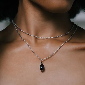 Necklace with two gold-plated chains (45 and 55 cm) and ruby beads (3mm) and a pear-shaped ruby bead on zoisite