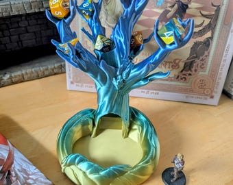 Torre de dados con forma de árbol impresa en 3D y bandeja para rodar: accesorio para juegos de mesa