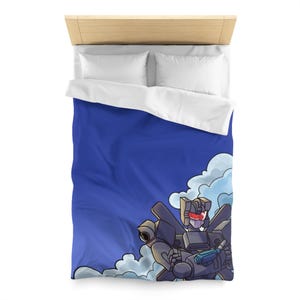 Puede incluir: Un robot azul y gris con ojos rojos se encuentra frente a un cielo azul con nubes blancas. El robot sostiene un arma en su mano derecha.