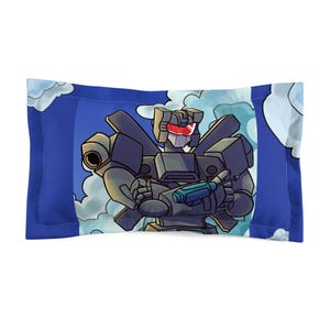 Puede incluir: Una funda de almohada azul con una ilustración de dibujos animados de un robot gris con ojos rojos y una pistola azul. El robot está volando en el cielo con nubes blancas.