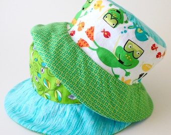 Reversible baby sun hat, bucket hat, baby shower gift with swimming frogs, gender neutral colors