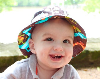 Bucket sun hat for baby boys, reversible with dinos and animals