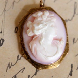 Antique Edwardian Angel Skin Carved Pink Shell Cameo Brooch Pin Pendant Set in 10 Karat Yellow Gold