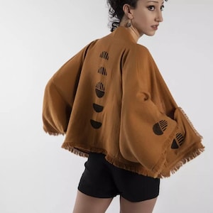 Geometric Pattern Kimono – Handmade Boho Robe with Sacred Lines – Minimalist Festival Wear for Yoga, Ritual & Everyday Style”