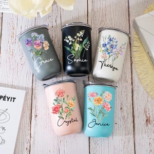 Personalisierte Blumen Brautjungfer Weinbecher mit Deckel: Elegante Hochzeitsbevorzugung