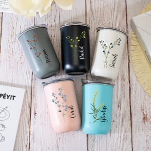 Personalisierte Blumen Brautjungfer Weinbecher mit Deckel: Elegante Hochzeitsbevorzugung