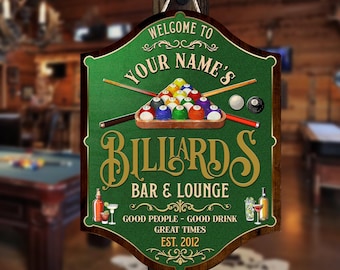 Peut inclure: Une enseigne en bois verte avec le texte "Bienvenue chez Your Name's Billiards Bar & Lounge Good People - Good Drink Great Times Est. 2012". L'enseigne représente un billard avec des boules et des queues.