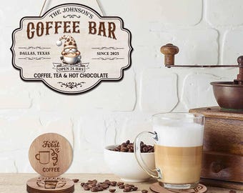 Może przedstawiać: Drewniany szyld z napisem "The Johnson's Coffee Bar" z ilustracją gnoma i stos drewnianych podkładek. Szklany kubek kawy stoi na podkładce. Na szyldzie widnieje również napis "Dallas, Texas" i "Since 2025".