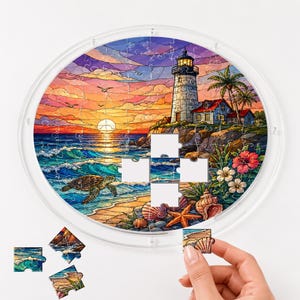 Puede incluir: Un rompecabezas redondo que presenta una escena costera con un faro, olas del oc&eacute;ano y una puesta de sol. El rompecabezas incluye una tortuga marina, conchas marinas y palmeras. El rompecabezas est&aacute; en un marco de pl&aacute;stico transparente, con una mano sosteniendo una pieza del rompecabezas.