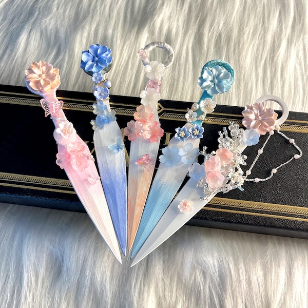 Bloemenfeedolk: pastelbloem Athame, heksenaltaardecor