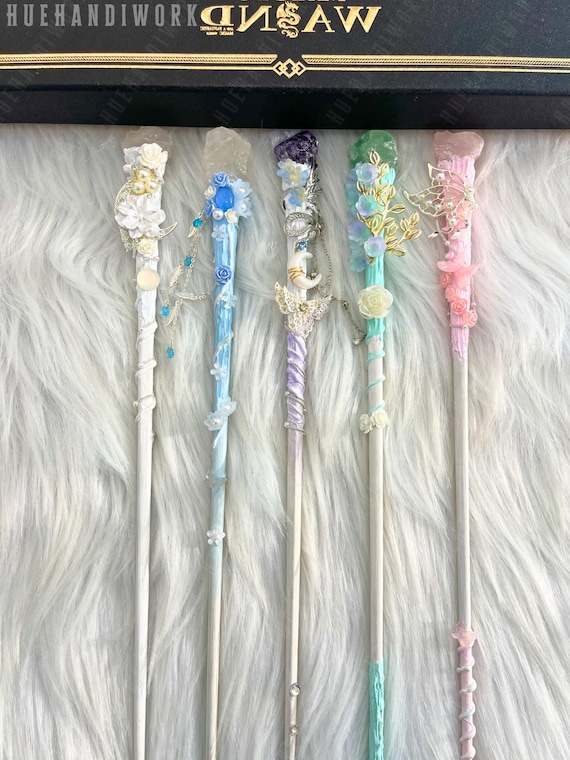 手作りの妖精の杖：クリスタル、花、チャーム - 気まぐれなコスプレ
