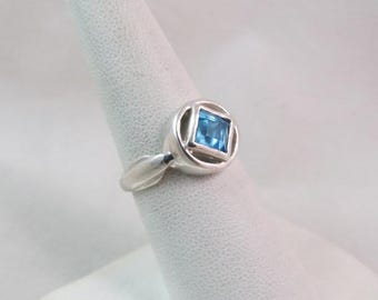 Anillo con símbolo de recuperación NA y topacio azul natural, talla 7