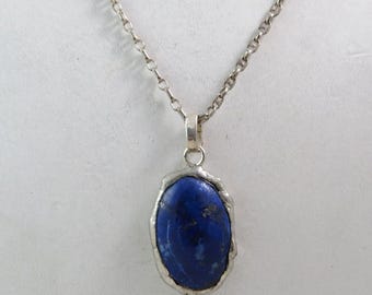 Colgante de lapislázuli ovalado cabujón en una cadena de ancla de 18 pulgadas