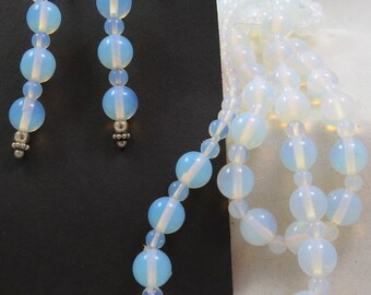 Conjunto de collar y pendientes de joyería de ópalo hechos a mano con cuentas.