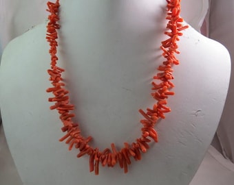 Collar de ramitas de coral teñido natural con anilla de resorte de oro amarillo de 14 k hecho a mano