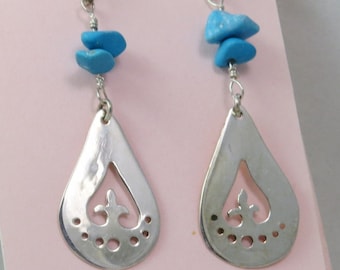 Pendientes en Plata de Ley con Diseño de Turquesa y Flor de Lis