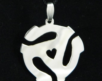 Colgante adaptador para discos de 45 RPM, colgante de plata de ley con corazón, hecho a mano.