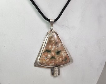 Colgante de árbol de Navidad con jaspe oceánico: drusa rosa y verde en plata de ley hecho a mano