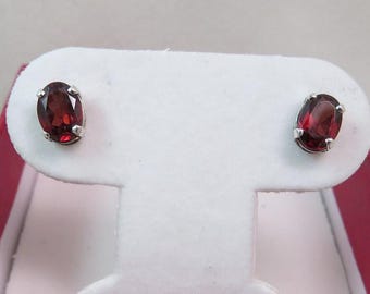 Pendientes de granate natural en plata de ley.