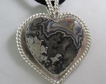 Colgante de plata de ley con cabujón de ágata de encaje mexicana en forma de corazón