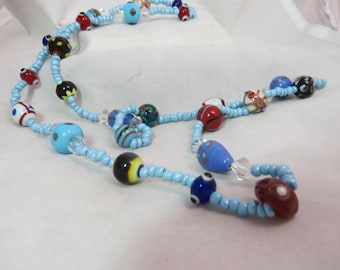 Collar de cuentas de vidrio soplado con cuentas de semillas azules de 31 pulgadas
