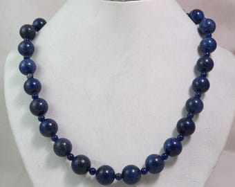 Collar de cuentas naturales de lapislázuli de 18 pulgadas con cierre de langosta de plata de ley.