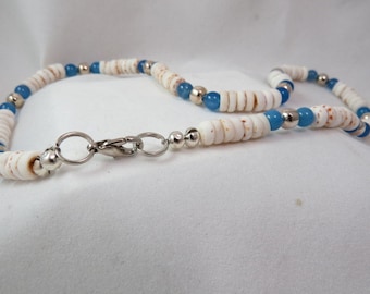 Collar de concha Puka con cuentas azules y plateadas
