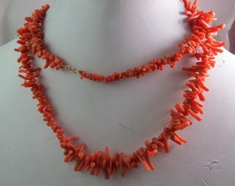 Collar de ramitas teñidas en coral rojo y naranja de 81 cm de largo con anilla de plata de ley.