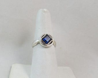 Anillo NA Símbolo de Recuperación con Zafiro creado en Laboratorio en Plata de Ley Talla 7