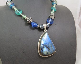 Collar con colgante de plata de ley con gema natural de labradorato y cuentas de cristal y plata.