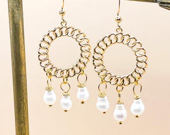 Orecchini a cerchio intrecciati in oro con perle d'acqua dolce