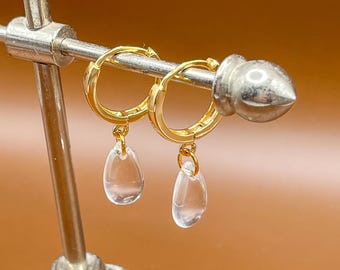 Orecchini a cerchio Huggie in oro: ciondolo a goccia trasparente, gioielli delicati