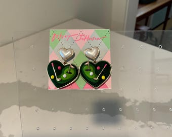 Pendientes de césped de golf de Betsey Johnson