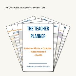 Può includere: Un gruppo di documenti di carta bianca, il principale intitolato "THE TEACHER PLANNER" in blu. Il planner include sezioni per piani di lezione, voti, presenze e obiettivi. Il testo "Printable PDF • Instant Download" è in basso.