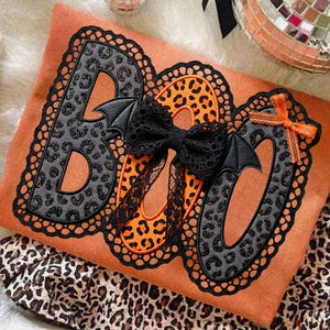 Boo Halloween png, Leopard-Boo-design i spets, Kokett med läskig säsong png, Flickigt Halloween-Boo png, Fladdermusrosett-Boo png, Trendigt Boo Halloween-png