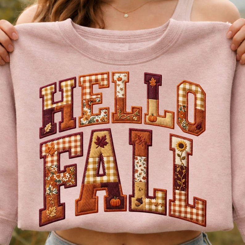 Peut inclure: Un sweat-shirt &agrave; col rond rose clair avec l'inscription HELLO FALL en grandes lettres majuscules. Chaque lettre est remplie d'un motif patchwork sur le th&egrave;me de l'automne, incluant du vichy orange, des tournesols, des citrouilles et des feuilles.