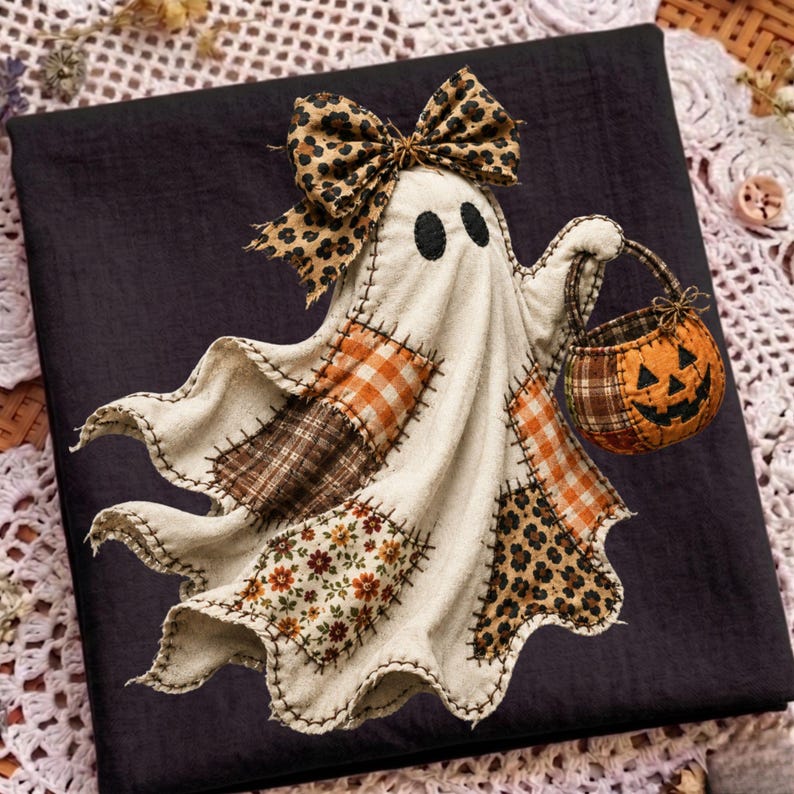 Pu&ograve; includere: Un ornamento fantasma in tessuto con corpo color crema e bordi cuciti in nero, decorato con un fiocco leopardato. Il fantasma tiene in mano un piccolo cestino arancione a forma di zucca con un volto di jack-o'-lantern nero e toppe.