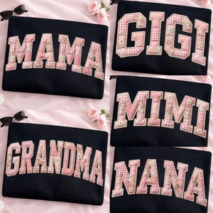 Puede incluir: Bolsas con cremallera negras con letras rosas de patchwork que deletrean "MAMA", "GIGI", "MIMI", "GRANDMA" y "NANA". Las letras son de estilo universitario, con estampados florales y de cuadros. Gafas de sol y flores en el fondo.