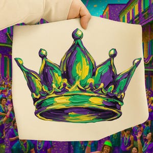 Op de afbeelding: Een schilderij van een kroon in de kleuren van Mardi Gras: paars, groen en geel. De kroon wordt door een persoon omhoog gehouden. De achtergrond toont een menigte mensen en gebouwen.